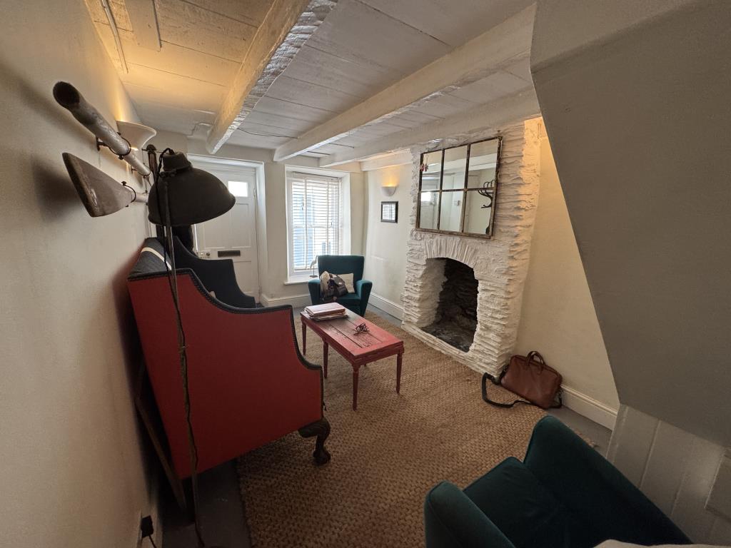Lot: 66 - PERIOD COTTAGE IN DESIRABLE LOCATION - View of the living room